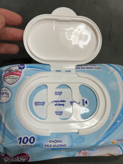 Mua 12 gói mà ko đóng bịch nguyên set như mấy lần trước mình mua, Đóng riêng từng gói lẻ nên trầy móp méo bao bì các góc, nắp nhựa bén hơn mẫu cũ, ko trơn mượt như mẫu cũ, bao bì mẫu mới nhìn dơ, như hàng cũ chắc do thay đổi bao bì nên ko đẹp bằng mẫu cũ. Khăn cũng ko mùi