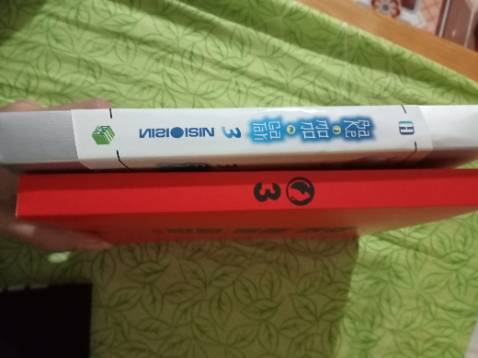 Bìa đẹp, giao hàng nhanh chỉ xước tí thôi, còn lại nguyên vẹn, săn đc gh 3 mà rẻ như này là zui òi:>