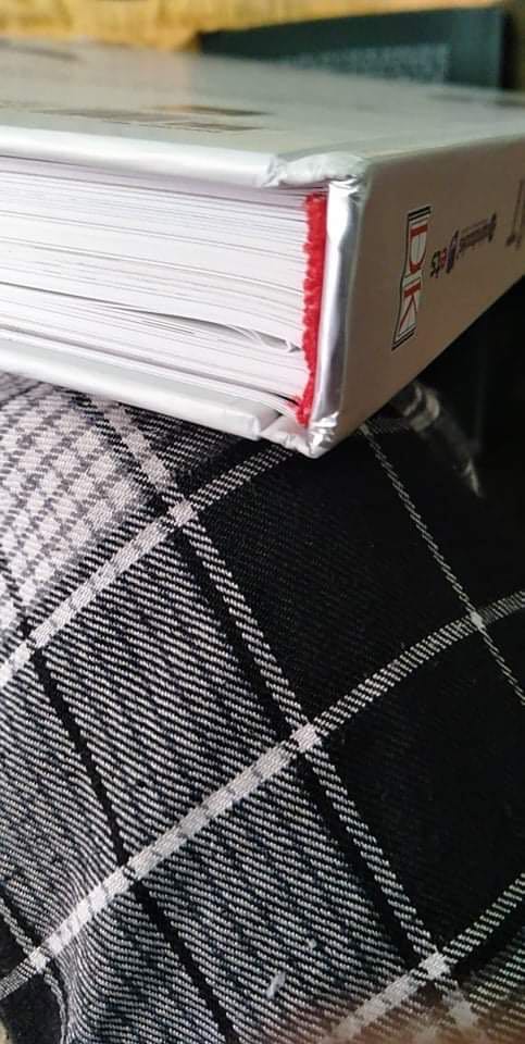 Quá nhiều vấn đề, sách gần 500k mà giao cho khách ko ra gì, gáy thì bẹp, trang sách thì sắp rách đến nơi rồi, quá tệ, mình mất niềm tin vào nhà bán và cả tiki vì kiểm duyệt không kĩ, thời gian giao lâu do dịch mà là quà tặng nên ko muốn mất thời gian đổi trả, mong shop và tiki có chính sách đền bù thoả đáng