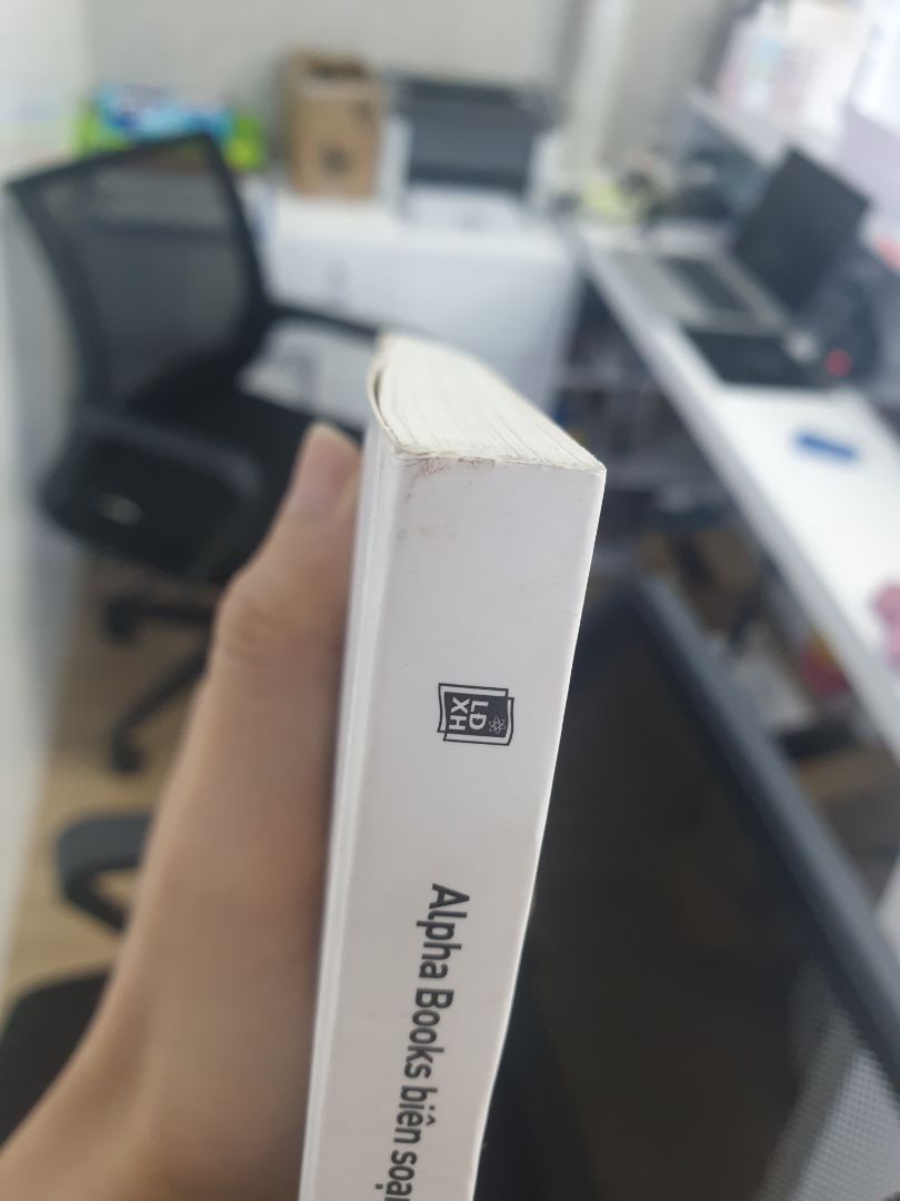 Nội dung khá hay cho ai đang tìm nghề nghiệp dưa trên điểm mạnh và tính cách bản thân .
Điểm trừ là sách Fahasa dơ bìa , góc bị trầy xước khá bẩn