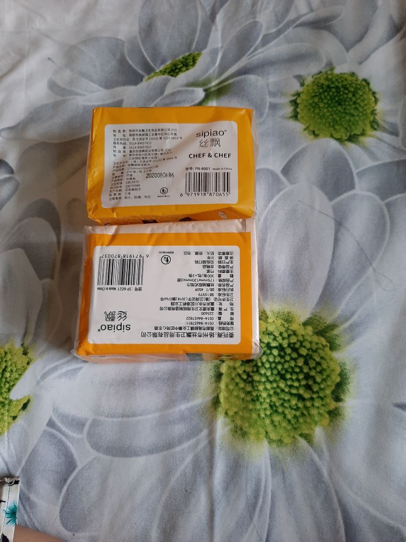 hàng giao k đúng như gt.  giấy bở khi gặp nước.  trước đây tôi có đặt mua xài rất dai và tốt nên đợt này đặt mua thùng. Ai ngờ mới lấy ra xài nhìn mẫu mã khác và giấy bên trong cũng khác. giấy đợt trước màu nâu kích thước nhỏ hơn,đợt này giấy màu hồng minh giấy bị bở .
vây cho tôi hỏi gt một dạng giao hàng một nẻo, tôi đặt 3 thùng để dùng mà bây giờ như vậy k dùng được, Tiki giải quyết giúp tôi đơn hàng thế nào?
là khách hàng tin dùng khi mua hàng của Tiki bây giờ như vậy sao tôi còn tin tưởng?