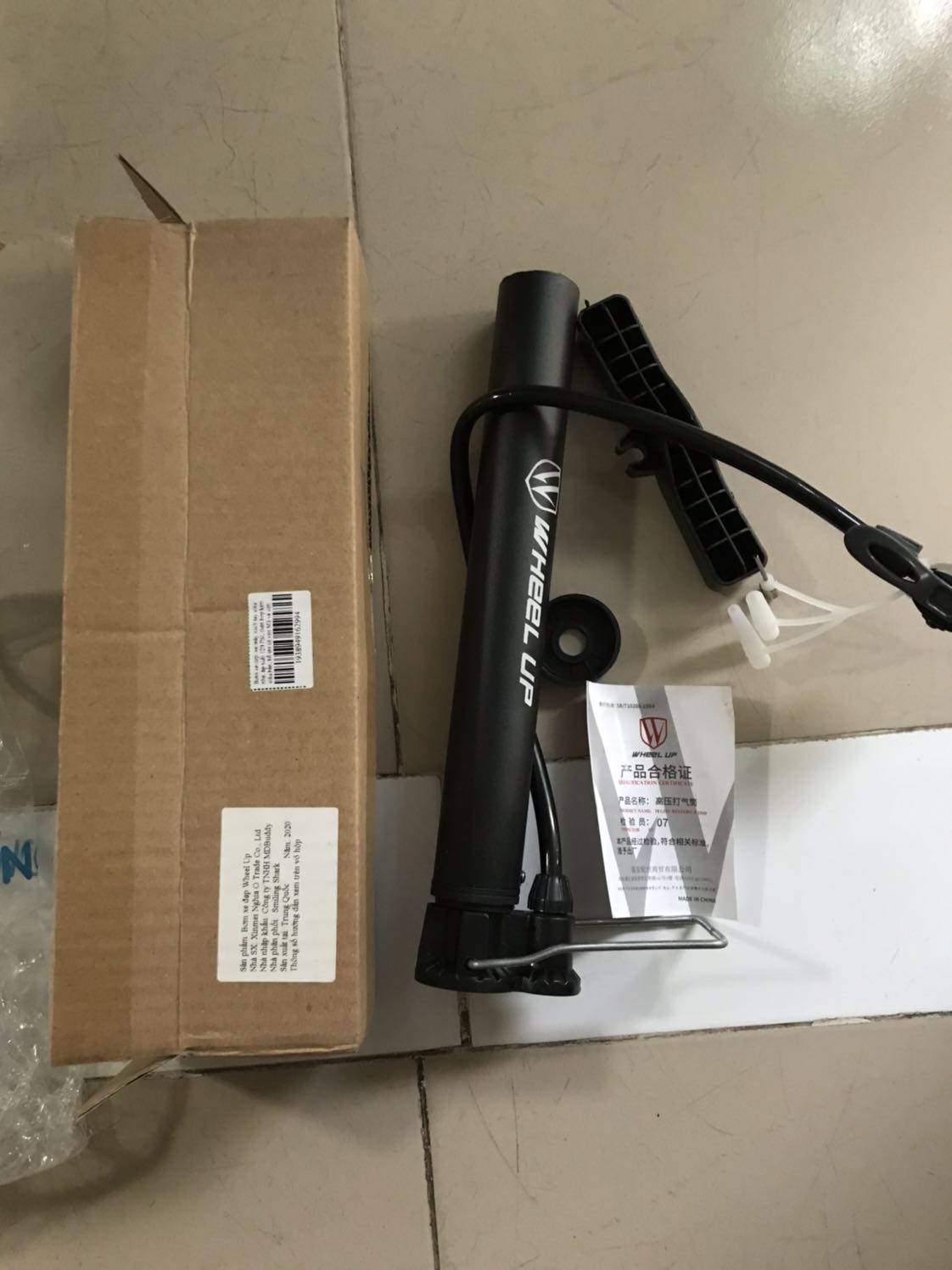 Sản phẩm bị lỗi, mất bộ phận nối tay cầm vào ống bơm. Đã gửi ý kiến qua *** cho Tiki, nhận được phản hồi là đang kiểm tra và cho khách hàng số đt của nhà cung cấp, nhưng gọi nhà cung cấp không được, tới nay 10 ngày vẫn không thấy ai gọi hỏi thăm. Nay rảnh tự chế lại để xài cho rồi.