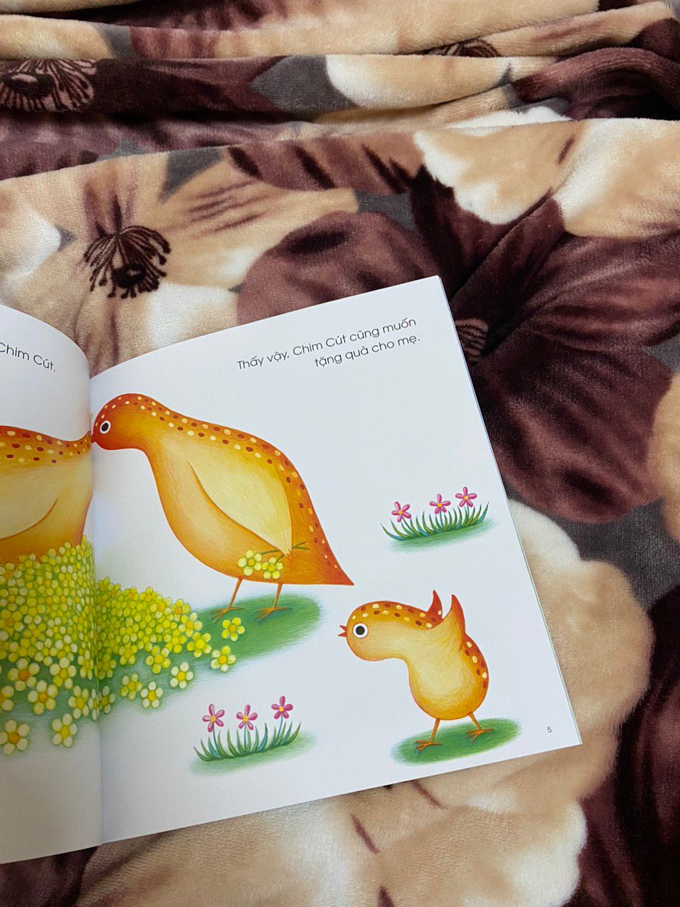 các mẹ nên đọc cho con theo hướng tương tác, nói giọng hoạt hình con sẽ rất thích. em bé nhà mình ngày nào cũng ngóng tới giờ mẹ đọc cho nghe