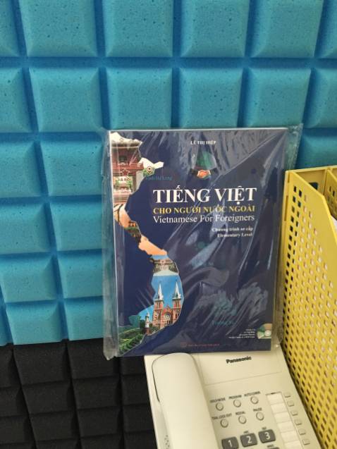 Sếp của mình đánh giá cuốn này rất cao, có cả tình huống thường nhật và giao lưu thương mại. Sách thiết kế theo bài học từng chủ để với ngữ pháp, thực hành nói và viết hoàn thành câu theo chủ đề từ cơ bản tới nâng cao. Giải thích chi tiết, phù hợp vs người nc ngoài bắt đầu học tiếng Việt. Có kèm CD nên việc học dễ ràng hơn. Khối lượng kiến thức phù hợp với trình độ người mới bắt đầu
Sách dày dặn chắc chắn, hình ảnh đẹp, bọc gói cẩn thận, giao hàng nhanh