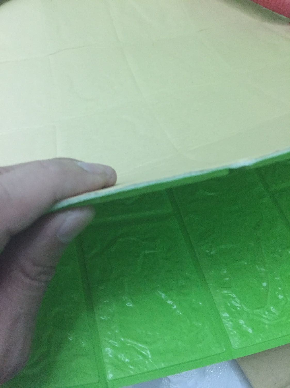 Miếng dán cực mỏng, chưa tới 2mm nữa mà ghi thông số kỹ thật dày 8mm. Lớp phủ cực dễ rách mà quảng cáo chịu lực! 
Giá thị trưởng sản phẩm rất rất thấp so với giá đăng. Tiki dung túng gian thương! Rất bực mình!
Tiki mà không xử lý thoả đáng tôi gửi thông tin này cho báo chí nghiên cứu!