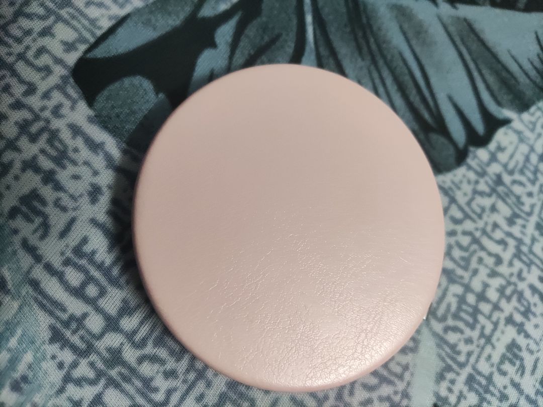 gương chắc chắn, đẹp, hình cũng dễ thương, nhẹ nên mình nghĩ bỏ túi cũng ok nè. 👍👍👍