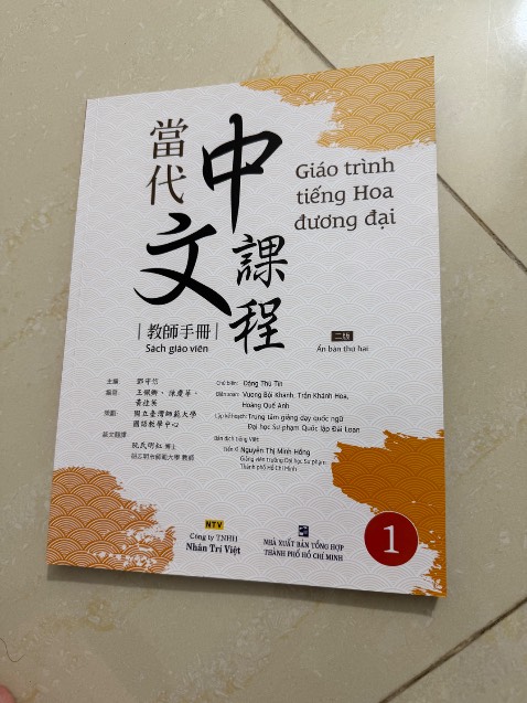 Ai dạy quyển này thì nên mua về tham khảo, được trình bày bằng tiếng Trung phồn thể. Chất lượng sách ổn.