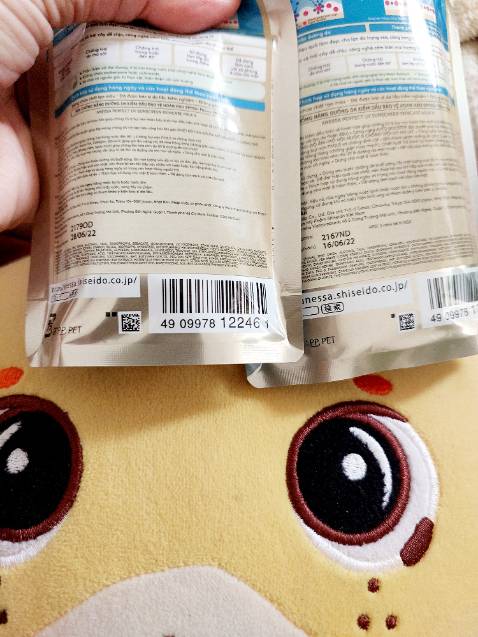 Hàng tốt. Thấm nhanh. Da mình nhạy cảm, dễ nổi mụn. Chỉ hợp với KCN Anessa. Nhiều hôm quên tẩy trang mà hôm sau ko bị nổi mụn. Giao hàng tốc độ tên lửa 🤣