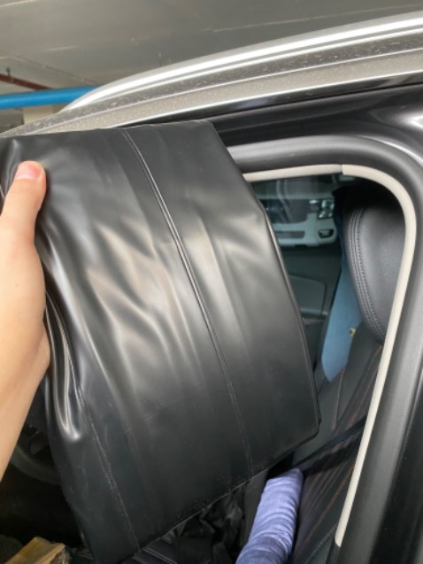 Đệm ghi là chất liệu vải dù nhung nhưng nhận về thì là vải nilon-cao su, vải như áo mưa ấy, rất nóng và ko dùng để nằm được