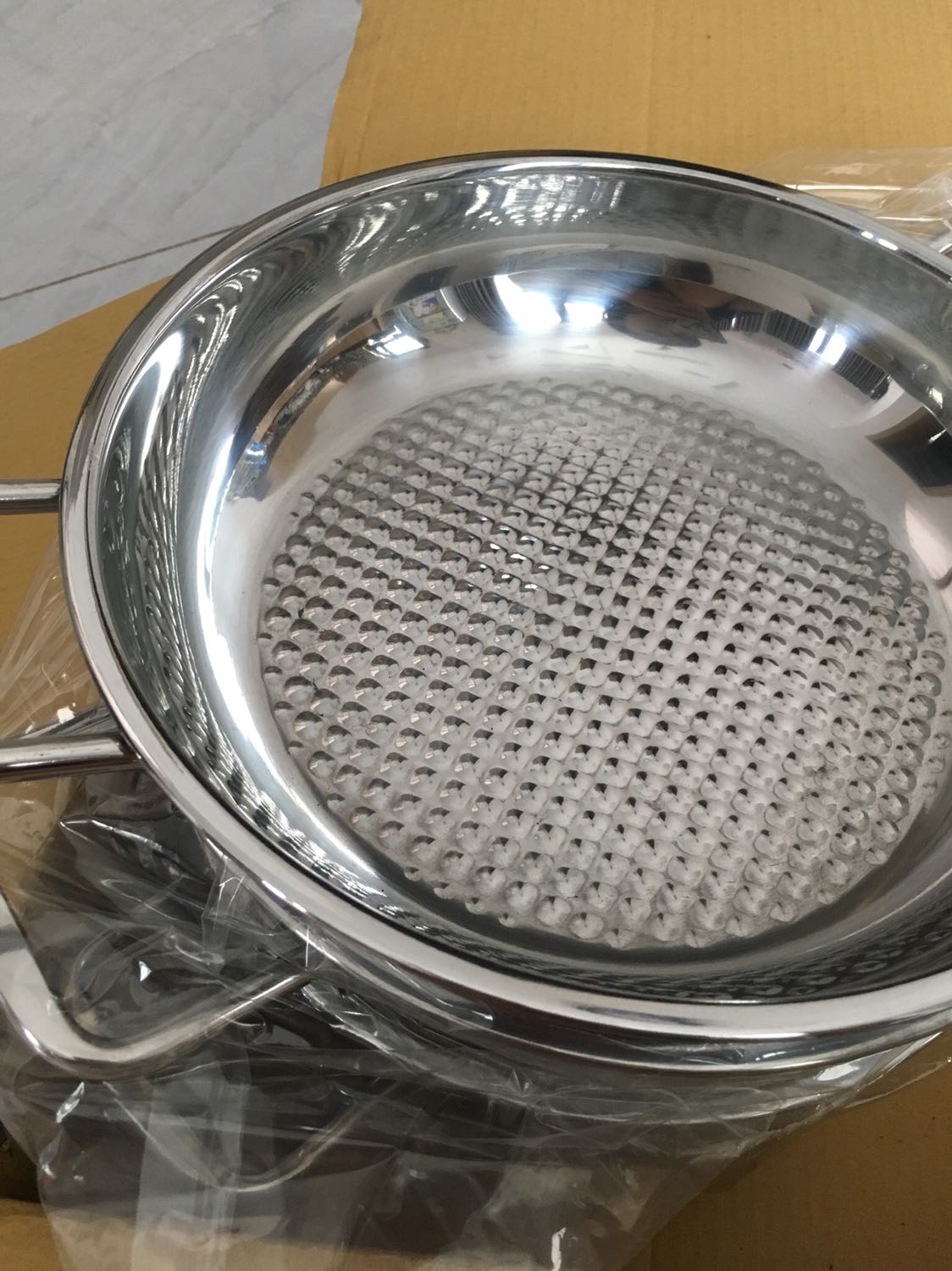 Nồi chắc chắn, dày dặn. Nhưng team trên nồi ghi tên 1 hãng gia dụng khác với tên shop trong phiếu bảo hành. Nhưng dù sao với giá tiện đó có bộ nồi như v cũng rất ok.