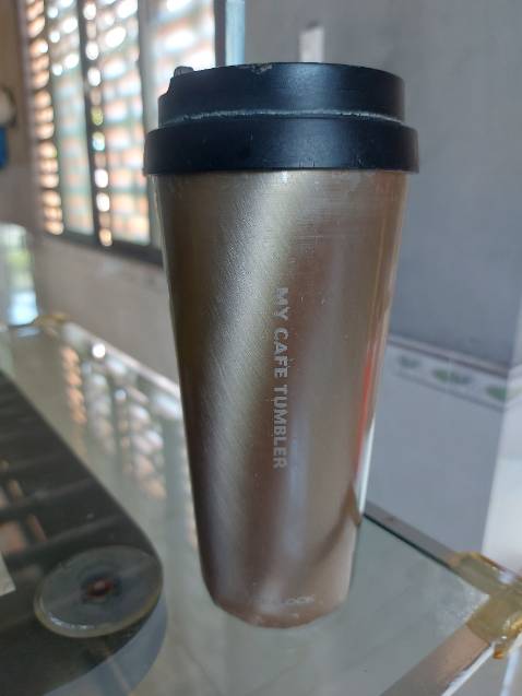 Bình mình 550ml đeo vô hơi chật phần trên 1 xíu. Nhưng cũng tạm ổn