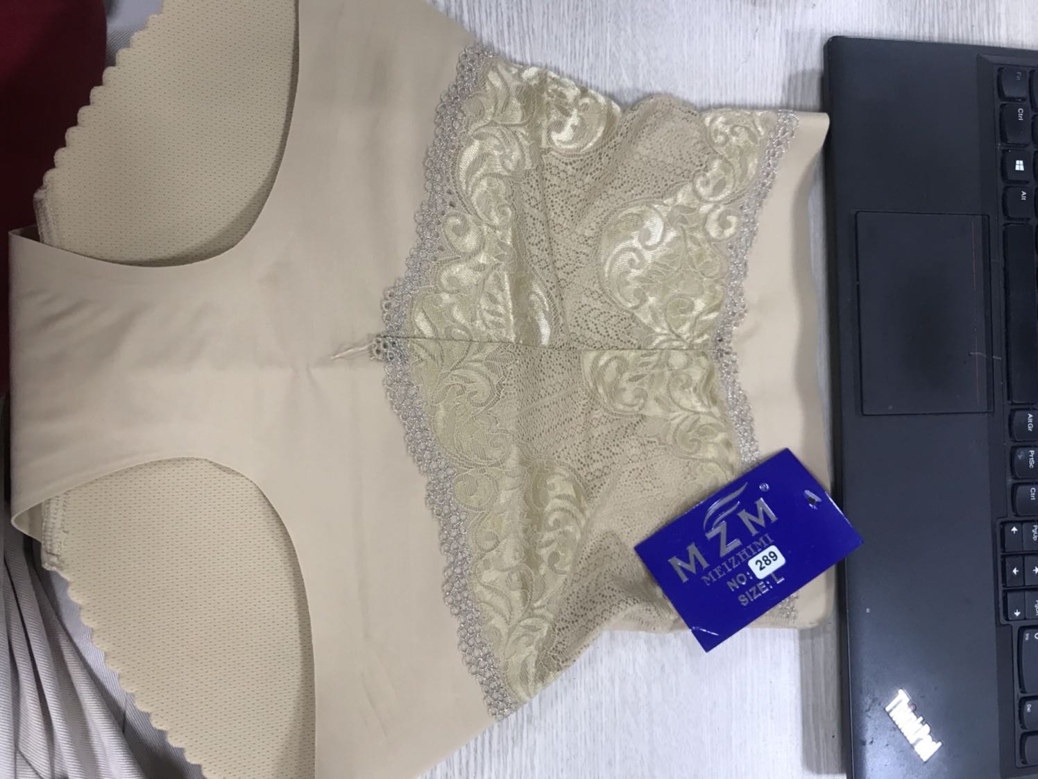 51kg mặc L mí vừa, mặc ôm và nâng mông vừa vừa.