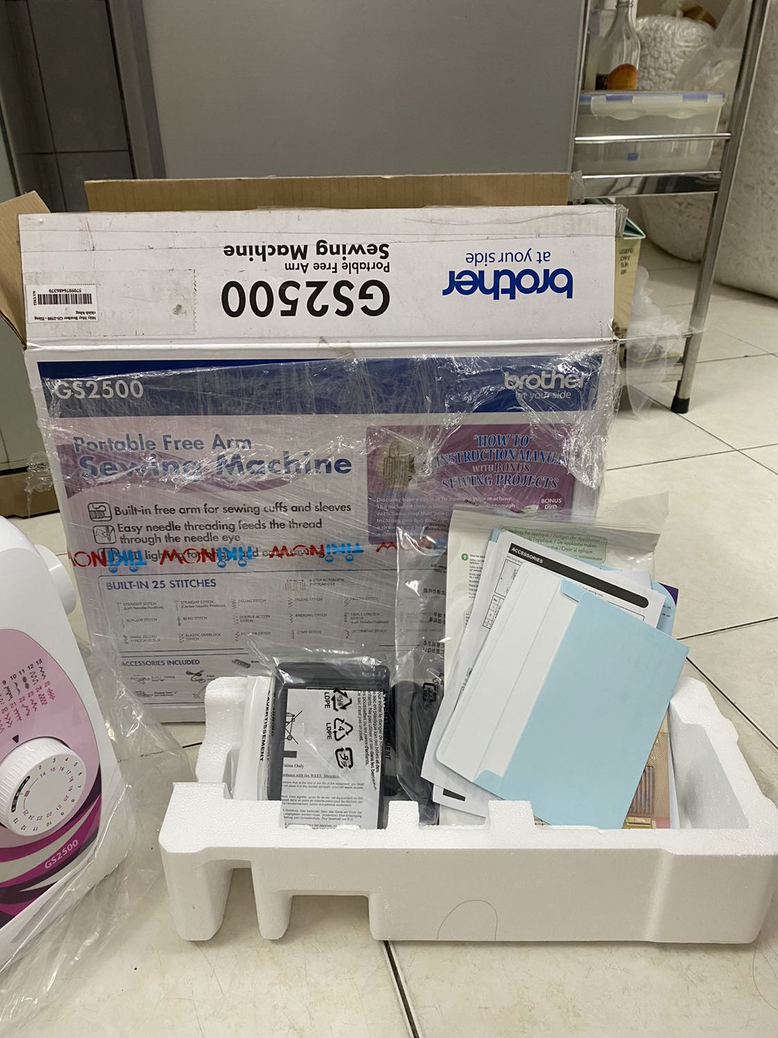 Máy đẹp, đúng mẫu, giao nhanh chỉ trong 1-2 ngày là nhận được. Có phiếu bảo hành đầy đủ. 
Phụ kiện đầy đủ đc bỏ trong túi zip và nhét vào khe hộp xốp… làm ban đầu mình kiếm hoài ko thấy cứ tưởng là thiếu 😂😂