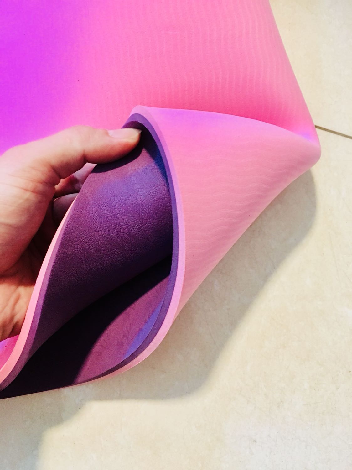 Bận quá hnay mới review thảm đc 
Mua là do bà bạn tập yoga cùng giới thiệu mới biết ý chứ 
Thảm màu sắc bắt mắt, mở ra thấy thẻ chính hãng midoctor và phiếu cảm ơn là thấy ưng ý phết rồi 
Chất liệu mềm mại, gấp quận k bị nhăn gì cả còn có cả túi với dây buộc tiện phết. May đặt 2 cái mai mang tặng mẹ chồng cái lấy lòng :))  mn à
Thaks chị bạn và tiki đã giúp mình biết đến và sử dụng thảm này