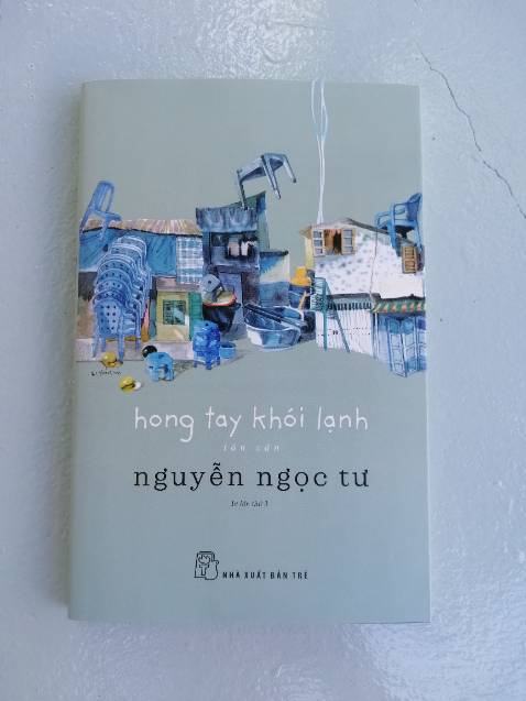 Tập truyện ngắn gồm 2 phần 

"Giả tưởng sau tận thế" & "Hong tay khói lạnh"

Mỗi phần đều mang một nét riêng, 

nếu ở GIẢ TƯởNG SAU TẬN THẾ ta được tác giả dẫn dắt đến Ngầm, thế giới vừa thật vừa ảo khiến con người ở đấy nhớ nhung, tiếc nuối cái thế giới Bề Mặt, nổi bật hơn là cái nỗi thèm trở về Bề Mặt, và thoang thoảng là lời báo động nhẹ nhàng mà thấm thía về tình trạng hủy hoại môi sinh gây ra bởi chính loài người.

còn HONG TAY KHÓI LẠNH, là phần gồm nhiều truyện ngắn thấp thoáng dáng vẻ buồn mang mác, thứ cảm xúc quen thuộc ta dễ bắt gặp khi đọc truyện Nguyễn Ngọc Tư. Có truyện chỉ trên 2 trang sách, nhưng bằng ngòi bút độc đáo, tác giả mô tả "Việc nhà" bằng hàng loạt từ ngữ không liên quan đến cái chổi, cái giẻ, hay bất cứ đồ vật hay hành động gì liên quan nhưng lại rất dễ dàng đồng cảm. Ồ đúng nó là việc nhà.

Cảm ơn tác giả, cảm ơn các bạn đã đọc phần phản hồi này.