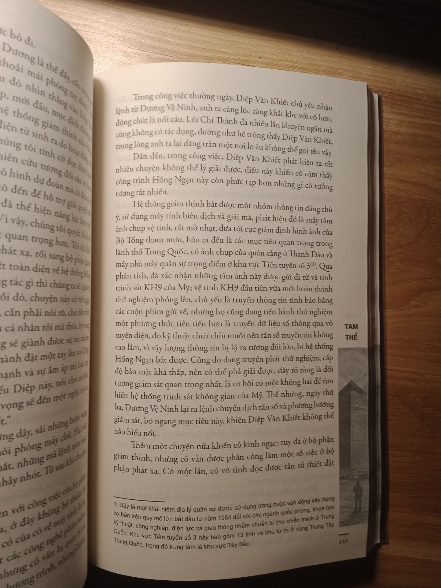 Sách rất hay, giá cả cũng hợp lí. Có điều sách của tiki dạo này hình thức không đẹp: sách có bị nhăn gáy và bọc sách thì bị rách 1 phần. Mình nghĩ tiki nên xem lại chất lượng sách hoặc cách bọc sách để đem đi giao (như ở fahasa có bọc thêm lớp xốp).