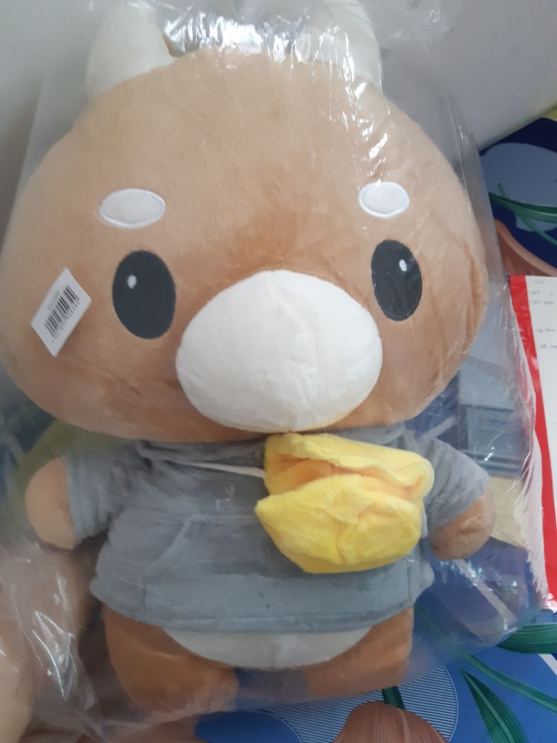 Mình đặt hàng hồi tối hôm 7/7 dự kiến giao hàng tới ngày 13/7 nhưng mới sáng ngày hôm sau tức 8/7 là mình nhận được rồi có hơi bất ngờ. Mình mua làm quà sinh nhật , nói chung nhận xét thì chất vải mịn, giống y hình, dễ thương thích hợp cho việc làm quà tặng. Ngoài ra mình còn nhận được lốc 10 quyển vở của tiki nữa trong khi đó giá sản phẩm mình mua đã được chiết khấu 30% rồi. Nói chung là rất hài lòng.