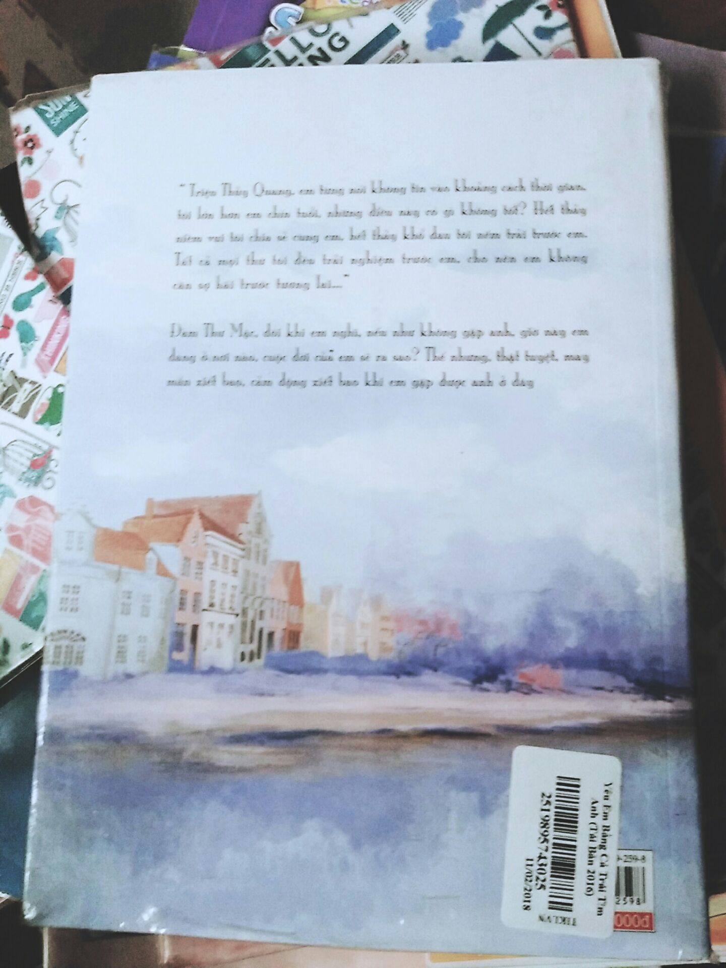 Sách có bìa nhìn ấn tượng đẹp hơn so với ảnh nha nội dung mình chưa đọc nêm chưa nhận xét nội dung được. Nhưng hơi buồn do goc sách nó nép bị nhăn :< còn về shipper không hài lòng lắm =)