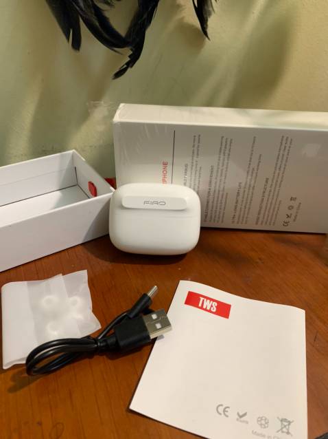 - Phần hộp sạc nhỏ gọn, bản lề chắc chắn. Thiết kế với gam màu trắng bóng rất đẹp.

- Tai nghe FIRO A7 tích hợp công nghệ chống ồn chủ động ANC, mang đến trải nghiệm chất lượng âm thanh ổn định, hạn chế các tạp âm bên ngoài.

- Mic đàm thoại bắt nhạy, to, rõ ràng...

- Thời lượng pin của A7 theo cảm nhận của mình sử dụng được khoảng ~5 giờ liên tục. 

- Sản phẩm đi kèm là 3 nút đệm tai bằng silicon mềm, phù hợp với mọi kích thước của tai.

- Sản phẩm có hỗ trợ TIKINOW, giao hàng nhanh 2h nên mình nhận được hàng rất nhanh.

- Đóng gói cẩn thận, shop tư vấn nhiệt tình. 

- Mình cực kỳ hài lòng về sản phẩm, chất lượng, cũng như dịch vụ của TIKI.