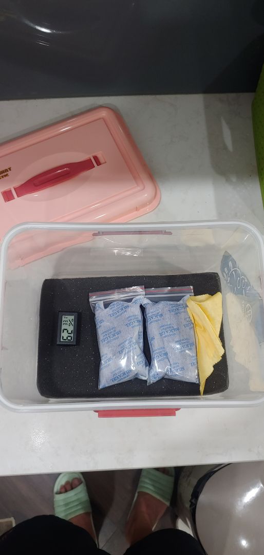 giao hàng nhanh hơn lịch 1 ngày, chất lượng ổn. miếng mút hơi mỏng, đồng hồ đo ko chính xác vì bóc cả 2 túi hút ẩm r mà đồng hồ đo vẫn báo có 20%. chất lượng hộp tạm ổn, chất lượng so với giá bán chưa tương xứng khoảng dưới 150k thì phù hợp hơn. cho ba sao