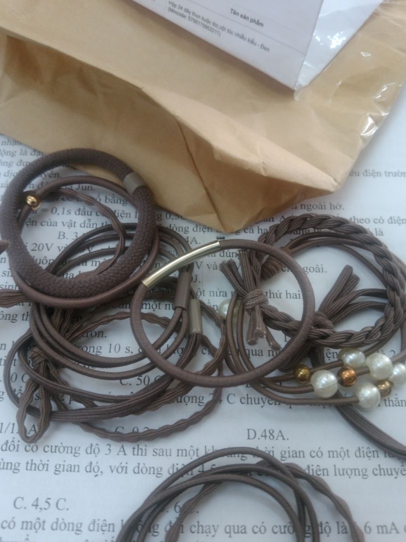 Đặt mua sản phẩm 24 dây buột tóc loại màu đen nhưng lại nhận được chỉ có 12 dây mà còn là 12 dây màu khác nữa chứ, không thể tin được là sản phẩm giao sai vậy luôn. Nếu biết giao không đúng vậy thì ban đầu mình chả muốn mua