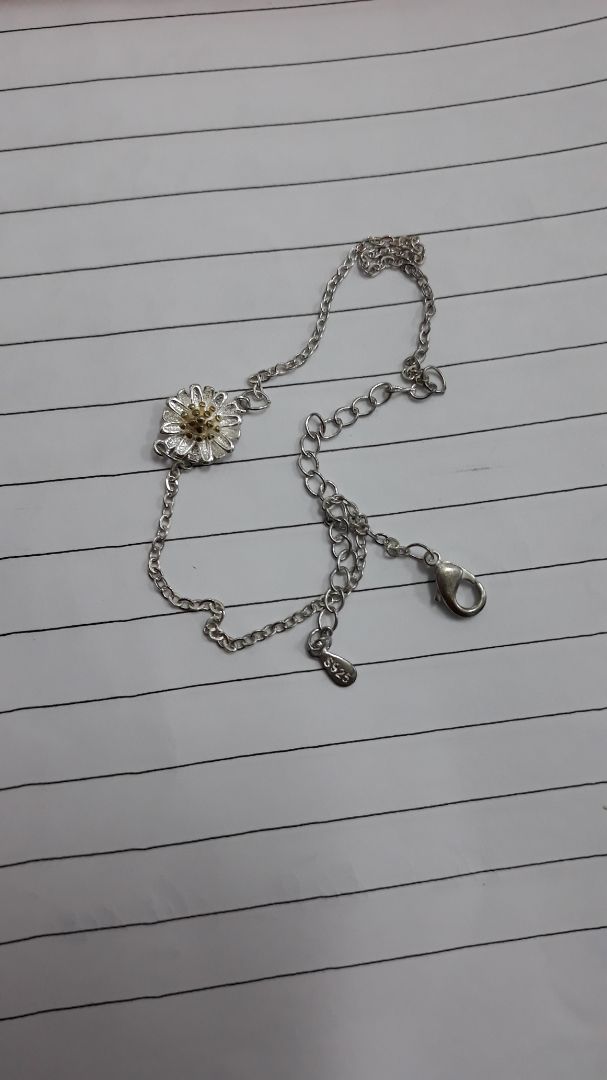 Lắc có màu hơi xỉn và khá rộng, mình phải đeo chân mới vừa hiccc