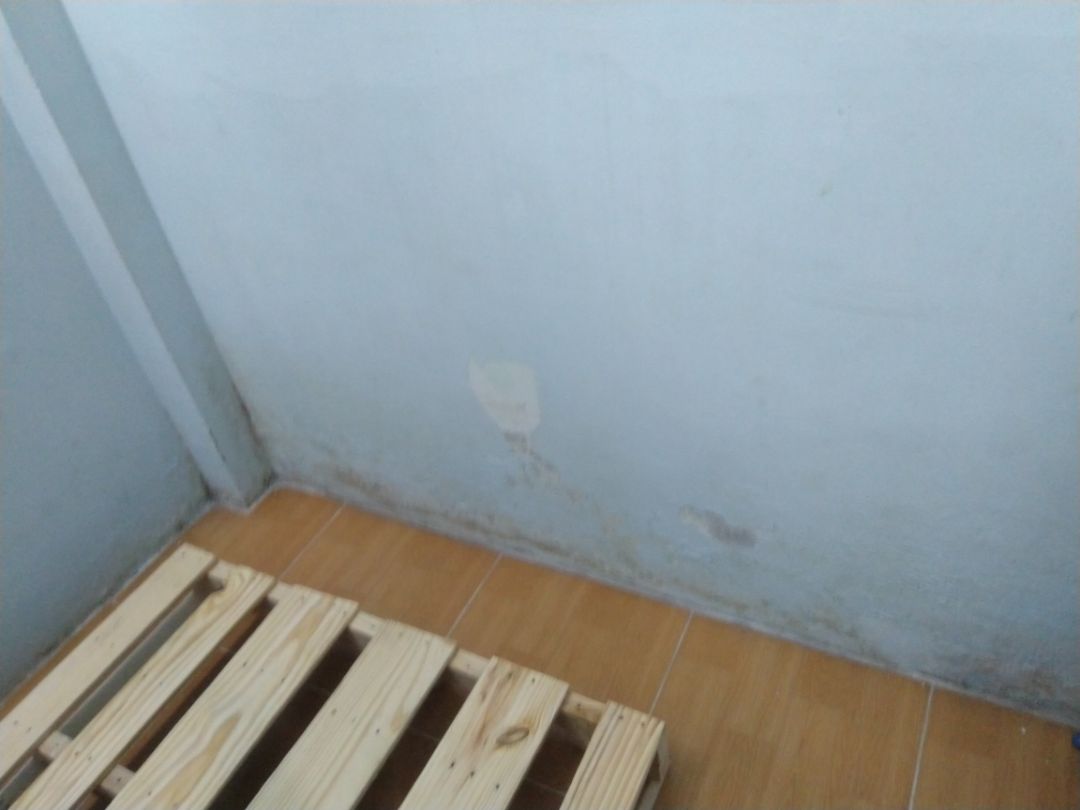 màu sắc ko đồng bộ, đậm nhạt khác nhau 
shop nên rút kinh nghiệm 

sản phẩm dễ thi công, keo khá chắc