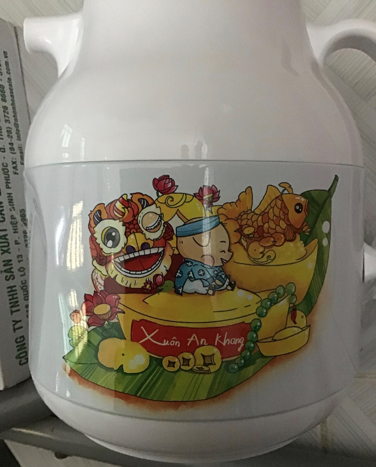 Hàng đến nhà mở ra, thấy khâu đóng hàng quá sơ sài, không có thêm 1 túi nilon nào cả, miệng hộp thì mở bung sẳn rồi, giở tra bên trong bình rất bóng và đẹp, tuy nhiên bị móp 1 bên khá to. Xin đổi lại giúp m với admin ơi.