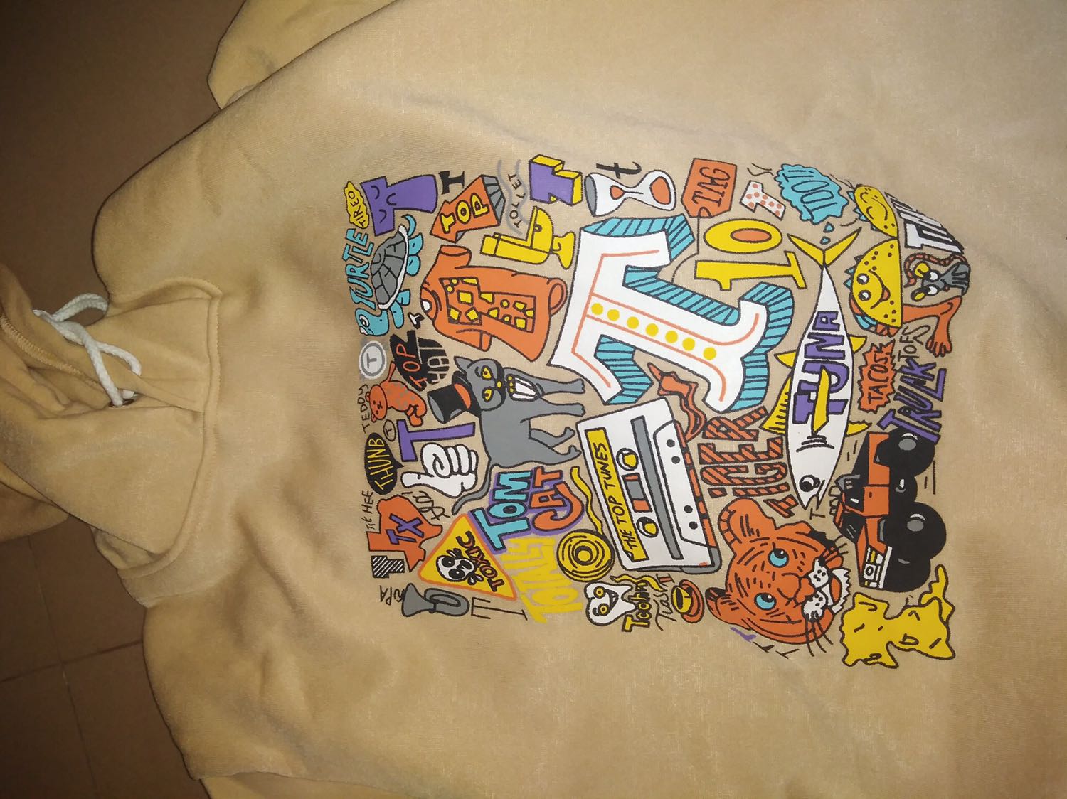 Hình in trên áo đẹp lắm, vải dày dặn chứ ko mỏng, giá cả hợp lý, giao hàng rất nhanh luôn. Nên mua mn ạ, sẽ ủng hộ tiếp, mua nhiều lần rồi nên rất ưng các sp bên shop