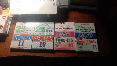 Sách hay, đẹp, giao gói rất kĩ lưỡng và cẩn thận.

Tổng tập: cuốn lớp 11 mình tưởng là phiên bản cũ (vì nó nhìn giống cuốn Tổng tập 2014–2018 lớp 10 ở nhà) nhưng có đề thi mới hơn năm 2023, 2021, 2019, 2018 và 2017 cũng như các đề thi đề nghị khác; tập lớp 10 cũng vậy, nhưng cuốn này không biết vì sao lại in rộng 17 cm thay vì 16 cm như mấy cuốn khác nên nó lồi ra xD Hơn nữa, cuốn lớp 11 có giải thích đáp án cho đề chính thức, nhung cuốn lớp 10 thì không. Giải thích thì thường chỉ dịch thôi chứ không giải thích rõ lắm. Cuốn lớp 11 có 19 đề nghị, còn lớp 10 thì 21.

Tuyển tập 25 năm: cả hai cuốn đều bao gồm đề thi chính thức từ 1998 đến 2019; cuốn lớp 10 có 24 practice ***, còn lớp 11 thì có 27 practice ***, hay là những cái đề của các tỉnh/thành phố.

Đa số các đề đều được chép lại rất tỉ mỉ. Tuy nhiên cũng không tránh khỏi một số lỗi in/đánh máy, kể cả trong các bài đọc, điển hình nhất là trong cuốn Tổng tập lớp 10, ở mục lục thì có hai đề "2018", nhưng thật ra cái đề sau là đề năm 2017.

Mặc dù vậy thì mình nghĩ chất lượng của bộ này cũng rất cao. Ai muốn ôn để thi thì nên coi các đề mới hơn vì đề chỉ khoảng 10 năm trước đã khác khá nhiều (dễ hơn nhiều), huống chi là 25 năm trước. Tuy vậy, trong bộ 25 năm thì mình thấy đa số các đề luyện tập đều khá giống với "thời nay" nên nó vẫn rất hữu ích.

10/10