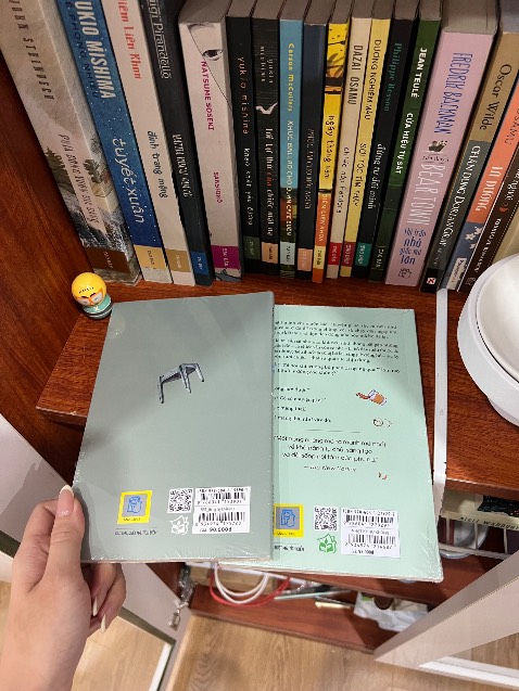 đóng gói chắc chắn đây là quyển đầu tiên mình mua của nguyễn ngọc tư thấy mng khen khá nhiều nên mua về đọc cuốn này khá mỏng thiết kế bìa áo và bìa trong đều rất đẹp giấy mềm mịn in ấn sắc nét