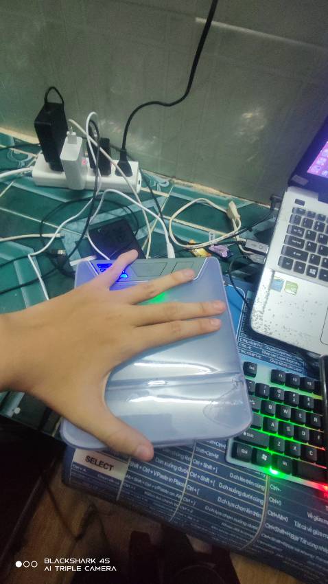 Nchung quạt ổn nhưng ko mát lắm vì có 12V công suất quạt như quạt tản nhiệt pc ấy
kích thước bằng gan tay thôi