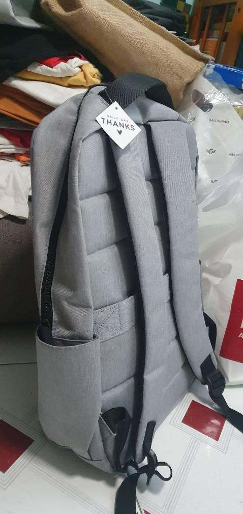 Chất liệu vải ok. Hơi to so với laptop 14 inch, có thể chứa 17 inch. Sản phẩm không giống nhưng mô tả trong hình. Trong hình thể hiện có dây kéo thể mở rộng ngăn chứa lên 19cm nhưng hàng thực nhận không có. Mới nhận hàng chưa đánh giá được độ bền, nên cho 4 sao.