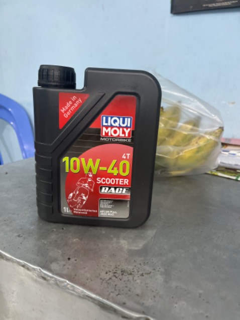 Nhan viên giao hàng vui vẻ.