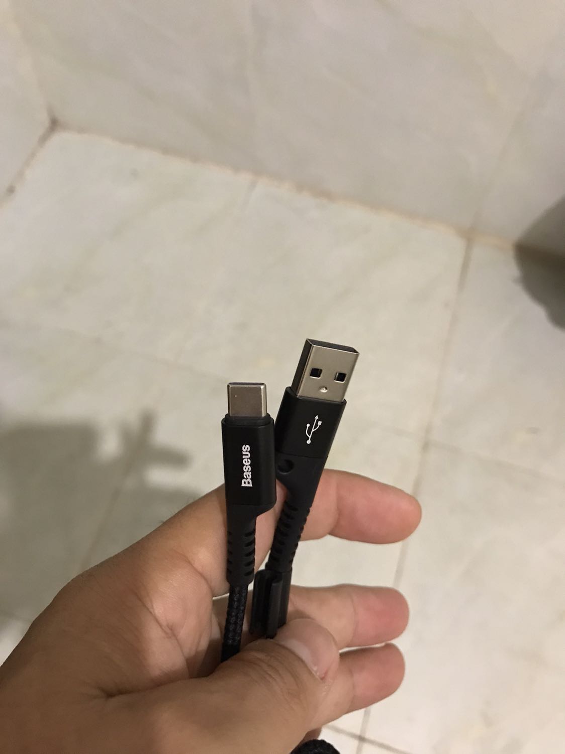 Giao sai sản phẩm, đầu sạc không sạc được cho iphone