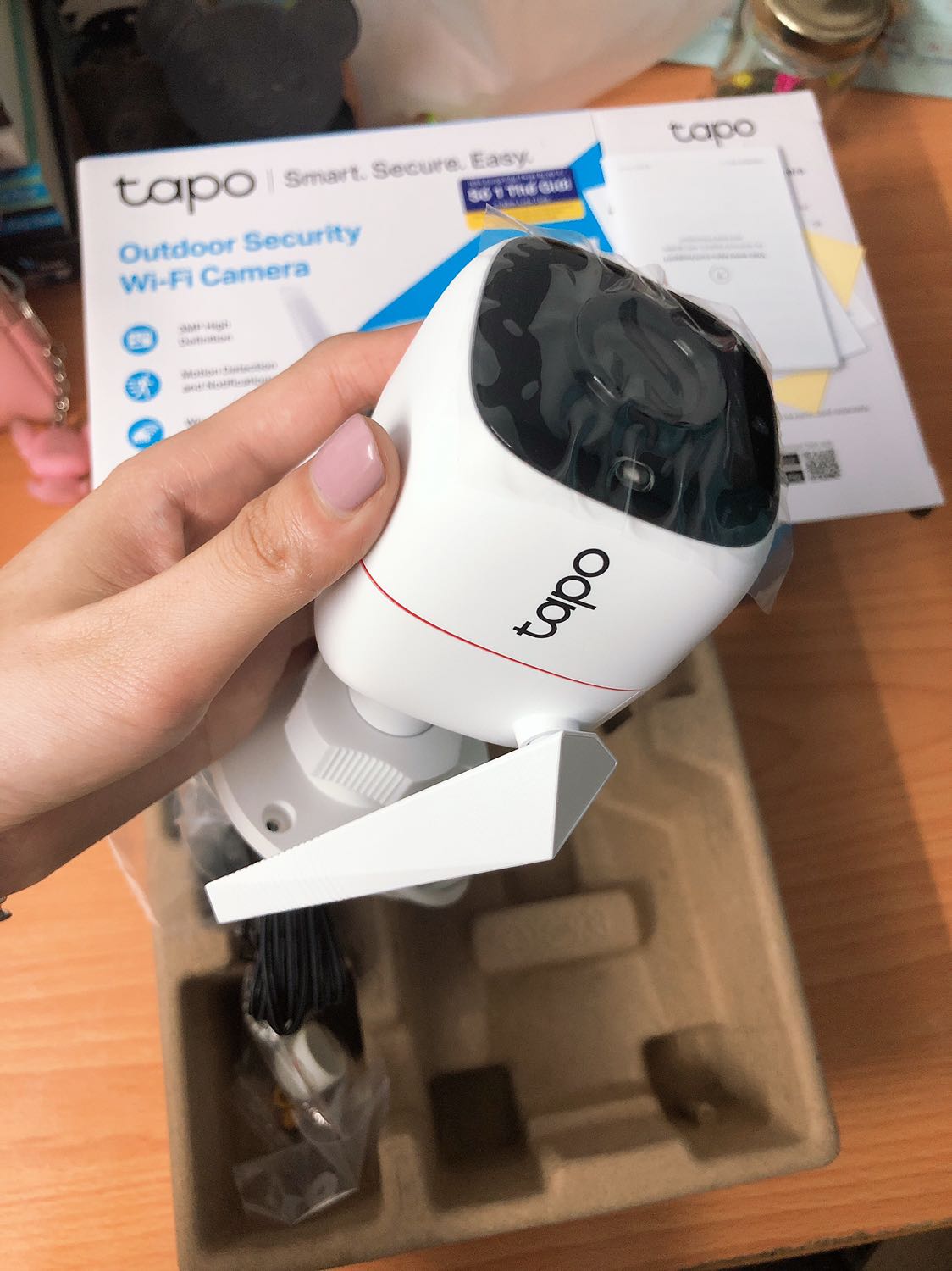 Bữa mình mua con Tapo C200 để trong nhà sài rất ok ủng hộ thêm con C310 hỗ trợ ở ngoài trời mình gắn thêm ở ngoài sân canh nhà với tầm giá này mà hỗ trợ hình ảnh 3MP siêu nét mấy nhãn khác minh co tung su dung thi hình ảnh chỉ hỗ trợ tới 2MP thôi.
Còn mình thấy nhãn báo hỗ trợ hình ảnh ban đêm siêu nét tới 30m để mình sử dụng thử rồi phản hồi tiếp