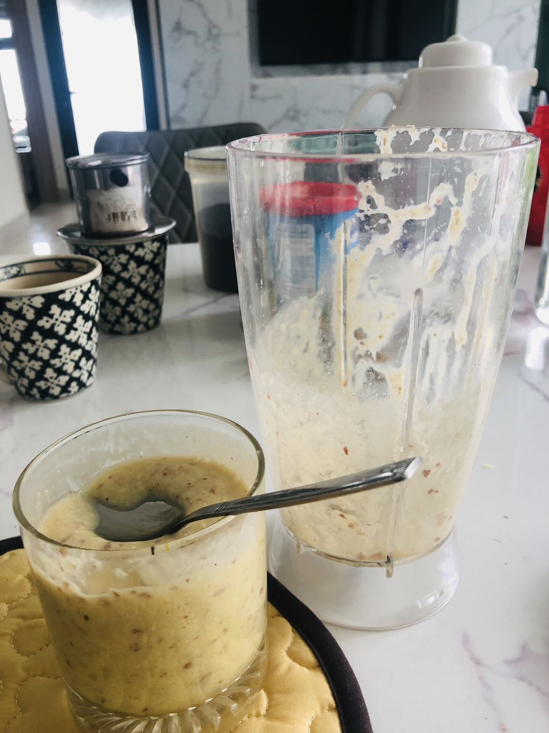 Máy xay nhỏ xinh, cho 1-2 người thì phù hợp. Nhà nào hay xay cho 3 người trở lên thì cân nhắc vì thật sự máy rất nhỏ. 
Xay tốt, chức năng đơn giản k có gì để phàn nàn.
Mình thường ngâm 1 ít lạc qua đêm, sáng hôm sau xay vs 2 quả chuối, thêm ít nước, là có cốc siu ngon mà giàu năng lượng cho ngày mới