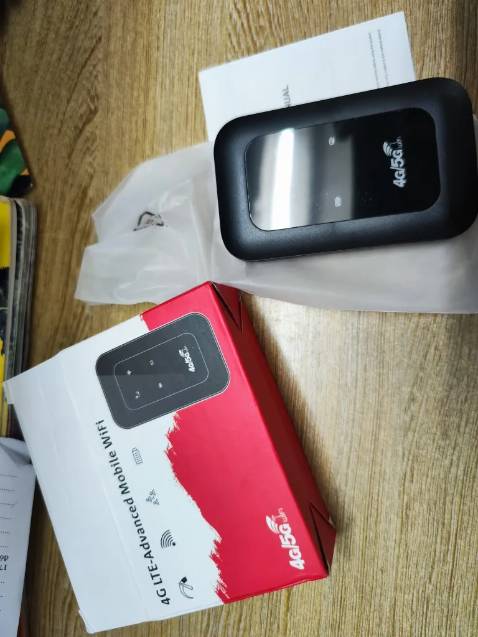 Vỏ đen mặt màn hình hơi trầy, không có lớp dán. Bắt sóng cũng giới hạn trong phòng là mạnh