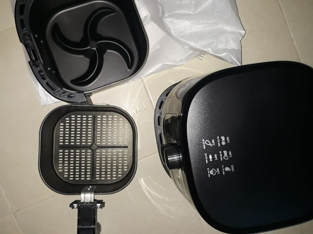 hàng giao đúng mô tả kèm phiếu bảo hành. hàng xuất xứ thái lan. nhìn chung về tỏng quan thì nồi ổn, chỉ có nhược điểm là dây điẹn quá ngắn và không thể tháo rời hay thu gọn. lần đầu khử mùi cho nồi thì mùi nhựa rất nhièu, kèm nồi gây tiếng ồn. Vỏ ngoài dễ bám bụi. sau khi khử mùi xong, mình làm thử bò lá lốt thì thấy sản phẩm làm ra ổn. không khô, không ngấy dầu. nồi lúc này cũng không qua ồn như lần đầu khử mùi