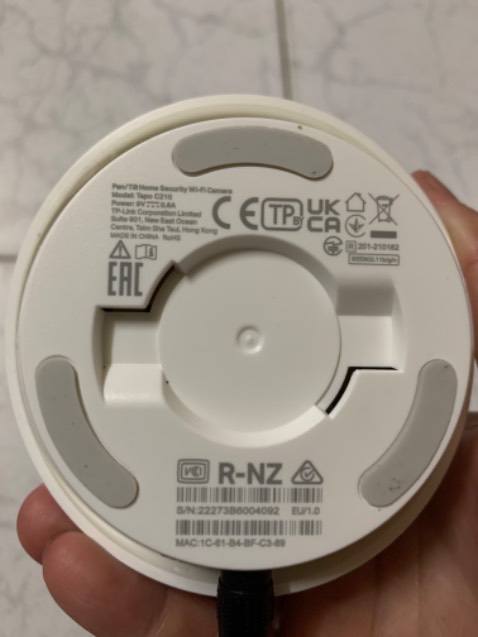 Hộp có dấu hiệu đồ cũ đã sử dụng. Và y như rằng...Dây thì tứ tung bên trong không được cột gọn như các món sản phẩm mới. Cam thì dính bụi dơ dưới đáy. Xung quanh phần mắt Cam bằng nhựa bóng đã bị trầy xước. Kết nối lâu. Hay bị lỗi không kết nối được. Phải kết nối lại. Cam xoay dọc thì được. Xoay ngang không được. Yêu cầu Tiki đổi ạ!