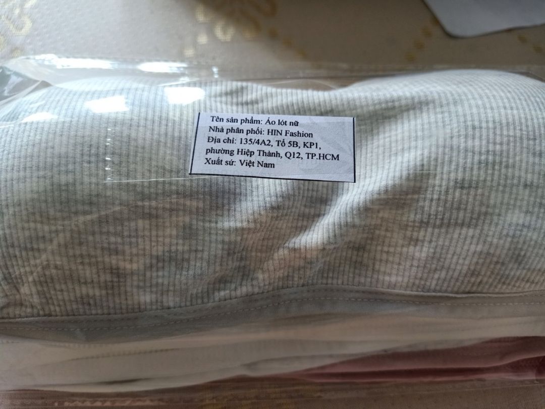 Tôi hài lòng về sản phẩm. Tôi nhận được 2 màu trắng, 1 màu da, 1 màu hồng, 1 màu xám. Áo dễ thương, giá khá rẻ. Bạn shiper rất dễ chịu dù nhà tôi trong hẻm tìm khó. Cảm ơn tiki sẽ ủng hộ.