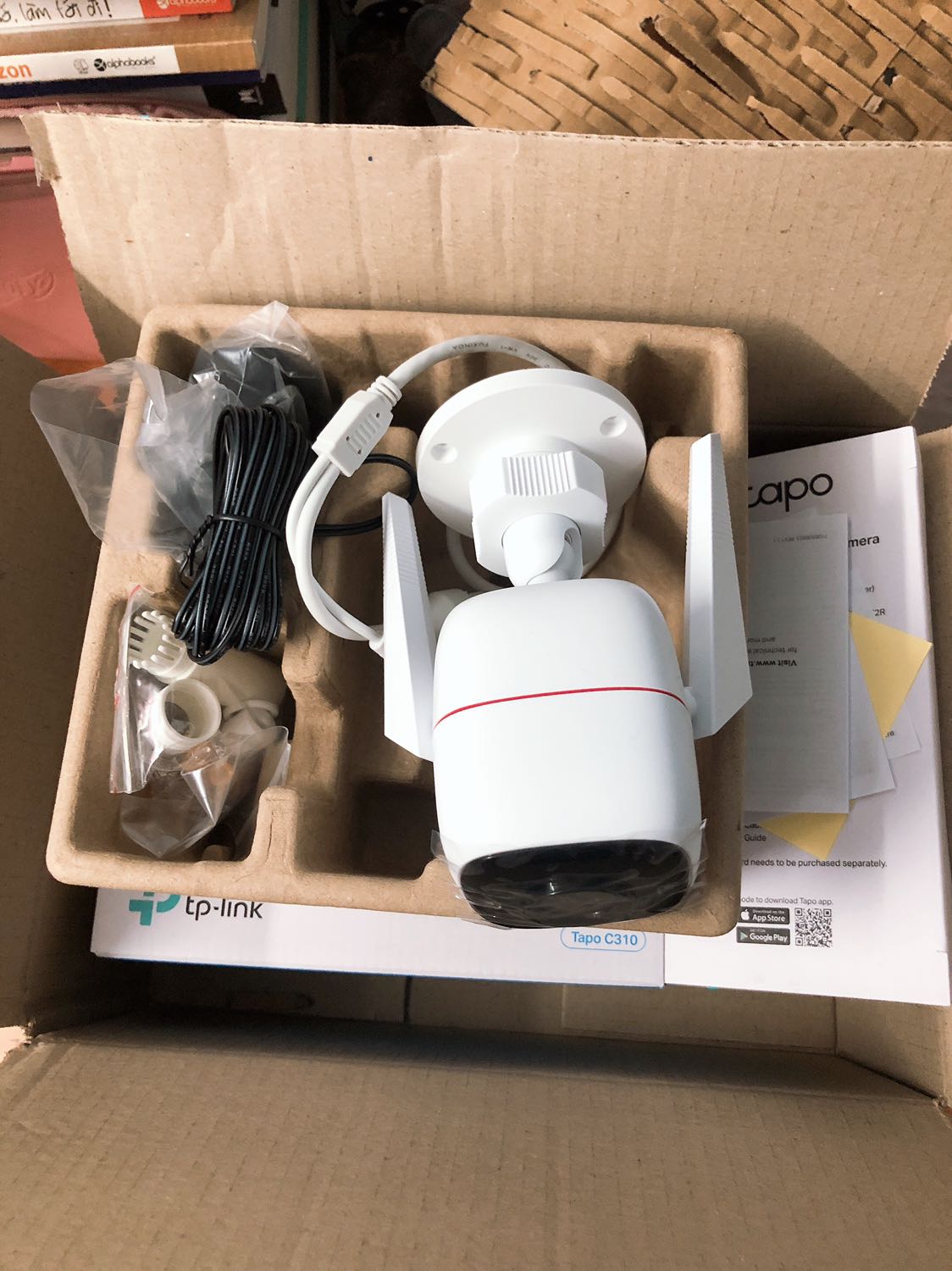 Bữa mình mua con Tapo C200 để trong nhà sài rất ok ủng hộ thêm con C310 hỗ trợ ở ngoài trời mình gắn thêm ở ngoài sân canh nhà với tầm giá này mà hỗ trợ hình ảnh 3MP siêu nét mấy nhãn khác minh co tung su dung thi hình ảnh chỉ hỗ trợ tới 2MP thôi.
Còn mình thấy nhãn báo hỗ trợ hình ảnh ban đêm siêu nét tới 30m để mình sử dụng thử rồi phản hồi tiếp