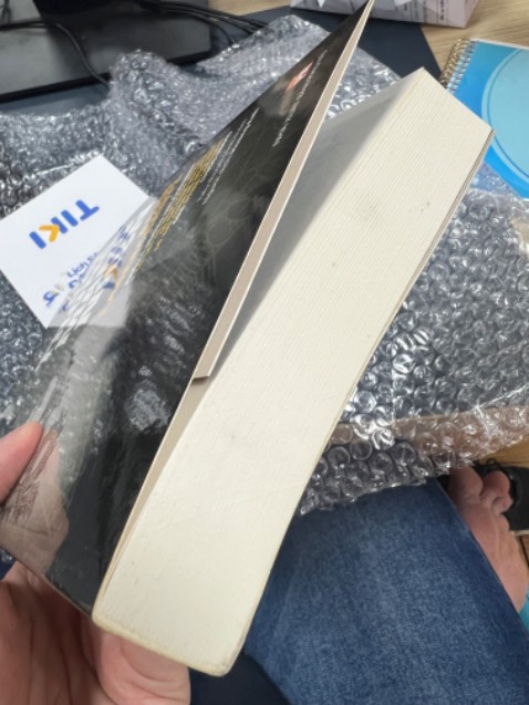 Lần thứ 2 mua mấy quyển xuất bản lâu rồi nên cũng đỡ sốc hơn lần 1 🤣  sách vẫn mới, chưa được dở nhưng bẩn và có vết ố nhẹ