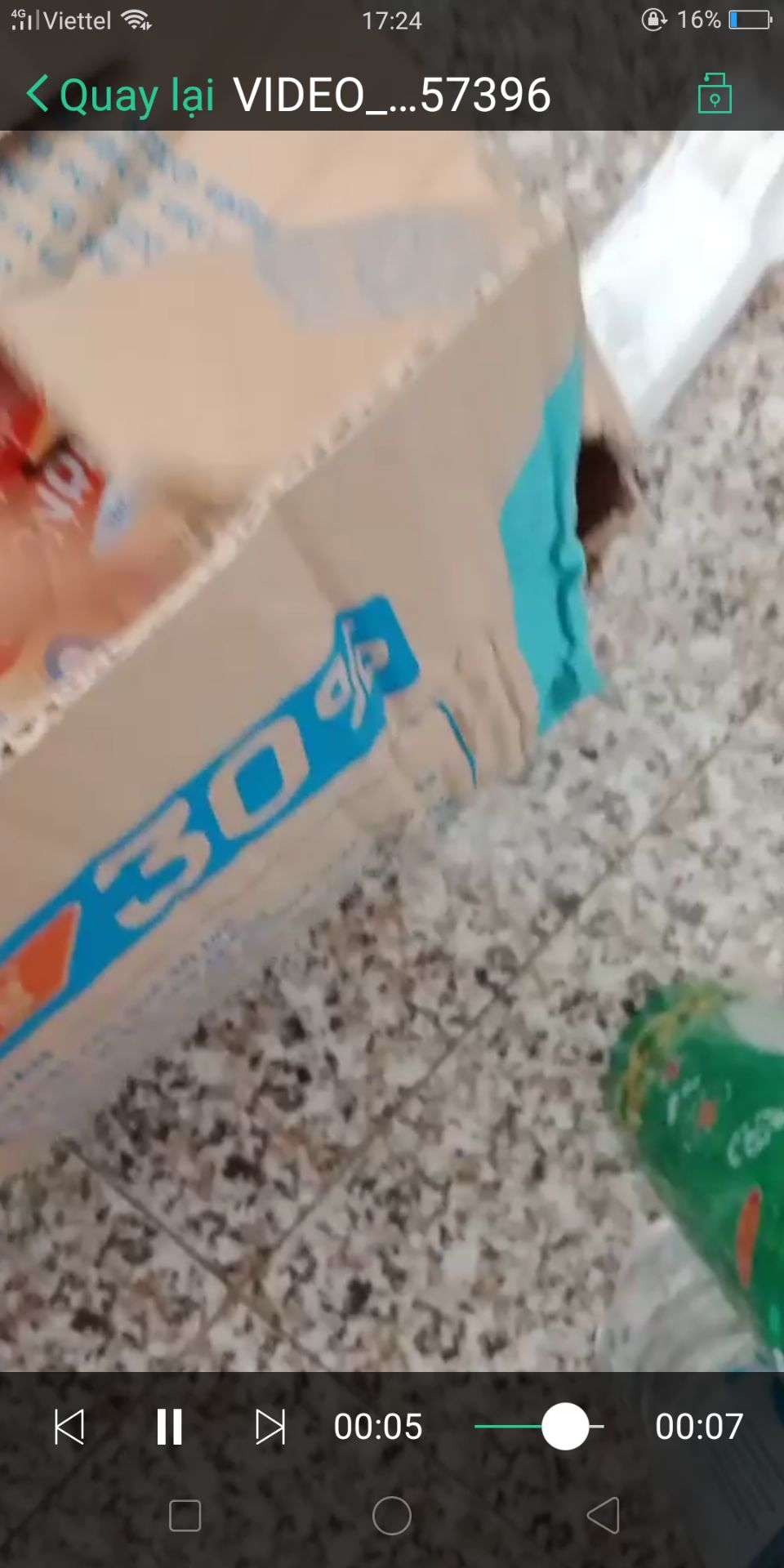 mua thùng sữa mà bị phồng mất 8 hộp. sữa chạy be bét, bảo giao hàng trả lại hàng thì họ bảo " cái ấy a phải chịu"
sữa này mà uống vào chắc nhập viện luôn