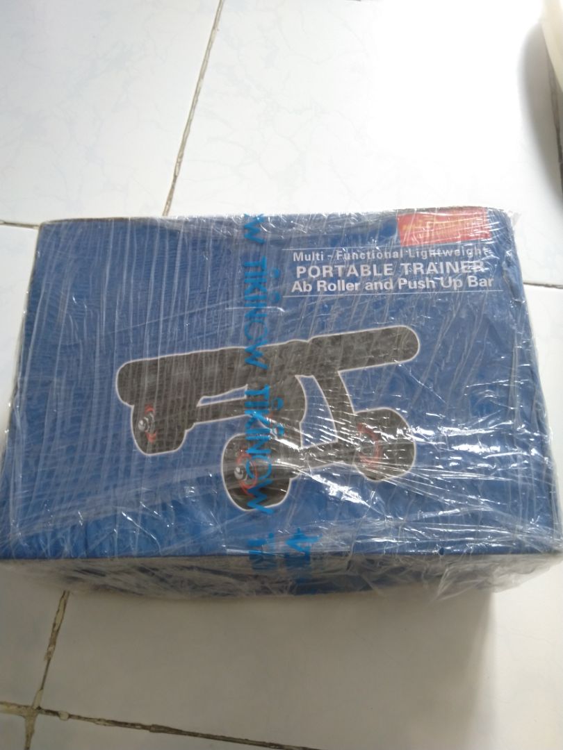 Trong hộp bao gồm 1 thiết bị tập, 1 thảm, 1 phiếu bảo hành và 1 thư cảm ơn. Đã tập thử và tay nắm của thiết bị chắn chắn.