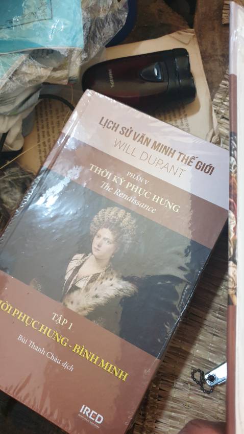 Bìa cứng nhưng quá mỏng, giấy in cũng mỏng, sách khổ nhỏ (14 - 22), môi cuốn có vài cái ảnh đen trắng in trên cùng loại ruột sách, quá thất vọng về chất lượng