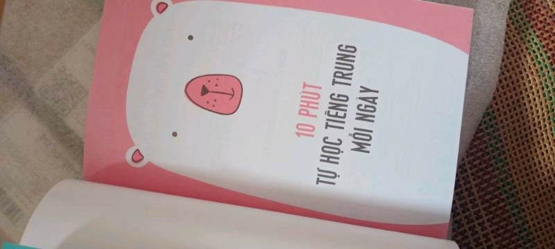 Uiiii chỉ 1 từ là quá tuyệt thôi ạ. Shop đóng gói hàng okela lắm nè, đặc biệt hơn nữa là sách rất đẹp, có hình ảnh cute kèm màu sắc hài hoà rất phù hợp để học không bị nhàm chán. Nên mua lắm nha mn 🥰🥰