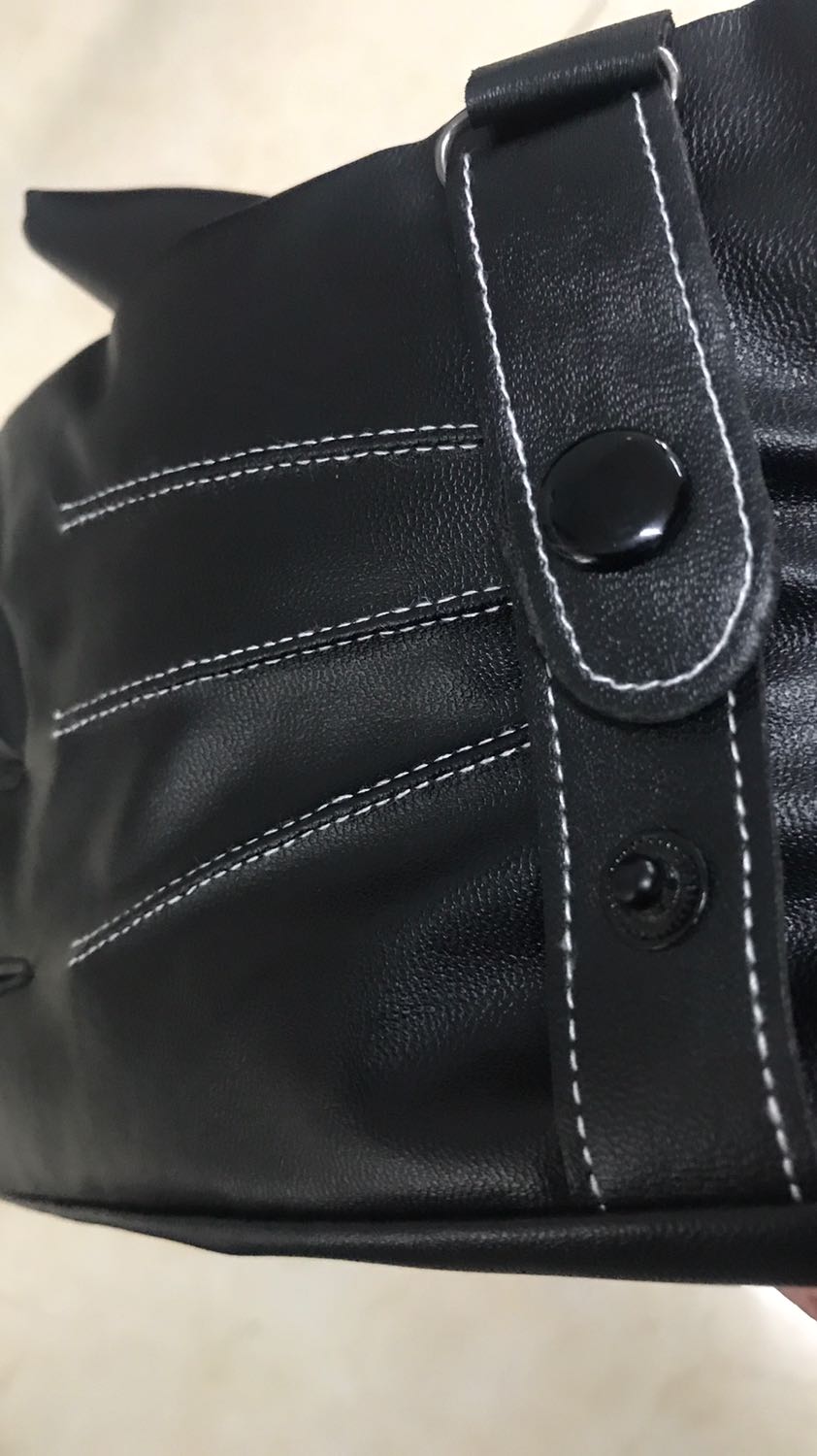 Găng tay quá chất quá đẹp luôn. Da rất mềm và co giãn rất tốt. Đeo ấm thôi rồi luôn. Lớp lông lót bên trong tạo cảm giác ấm mà rất dễ chịu. Cảm ứng điện thoại vuốt vèo vèo không phải nghĩ ngợi luôn. Hàng tốt giao nhanh đanhs giá 5 sao ủng hộ shop.