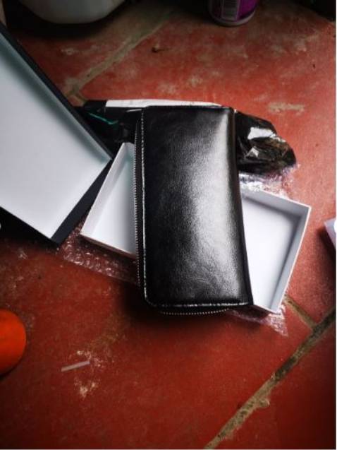 Ví xịn lắm nhaaa, mình đặt xong chưa đầy 2 ngày là ví về rồi siêu siêu nhanh Packaging đẹp, lịch sự Bề mặt ví sờ trơn trơn thích lắm 😅 khoá trơn tru và mình thích cái mùi ví lắm Rất đáng tiền, nên mua nhaaaa