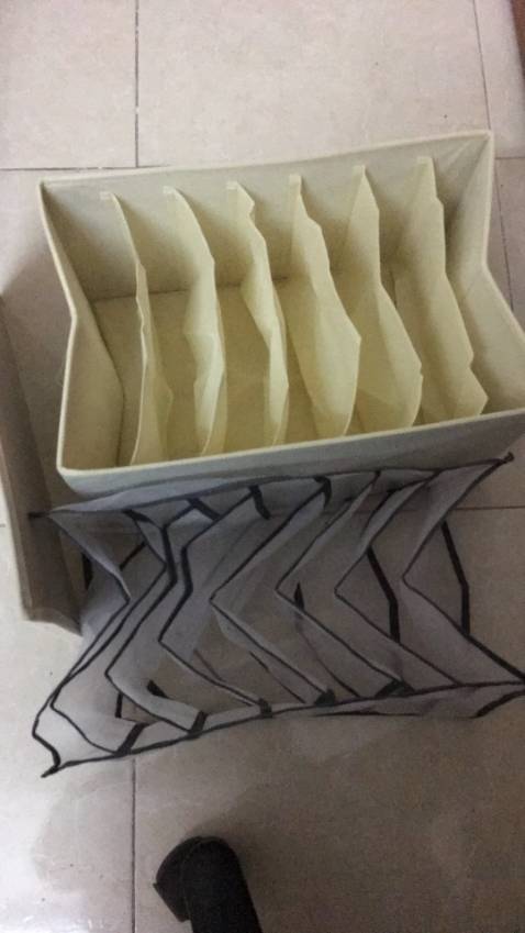 Hộp đựng rất đẹp, hơn cả trong hình, màu sắc trẻ trung, sang trọng, chất liệu dày dặn, đường may đẹp và nét, k bị lỗi, mình ứng ý lắm. Ủng hộ shop cả 2 tay lun. Yêu shop!!!!🥰🥰🥰
Chất vải sang trọng, nhưng lại rất trẻ trung, xứng đáng mua về lưu trữ, tuy nhiên moi người ko nên để dính bản vào nó sẽ khó giặt hay thay thế, vì vải không dệt và cốt bìa giấy nén nên là khi ngấm nước nó bở ra. Nói chung nên để trong tủ đồ, và xếp quần áo lấy ra dễ dàng!